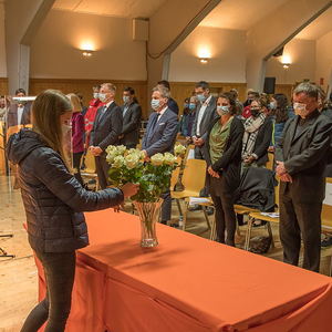 Gedenkfeier an die Opfer des ehemaligen KZ Außenlagers Ternbergzum Thema „Menschlichkeit ohne Grenzen“Bild: Jugendliche tragen für die verstorbenen Menschen des ehemaligen KZ Außenlagers Ternberg Rosen nach vorneFoto: Haijes 