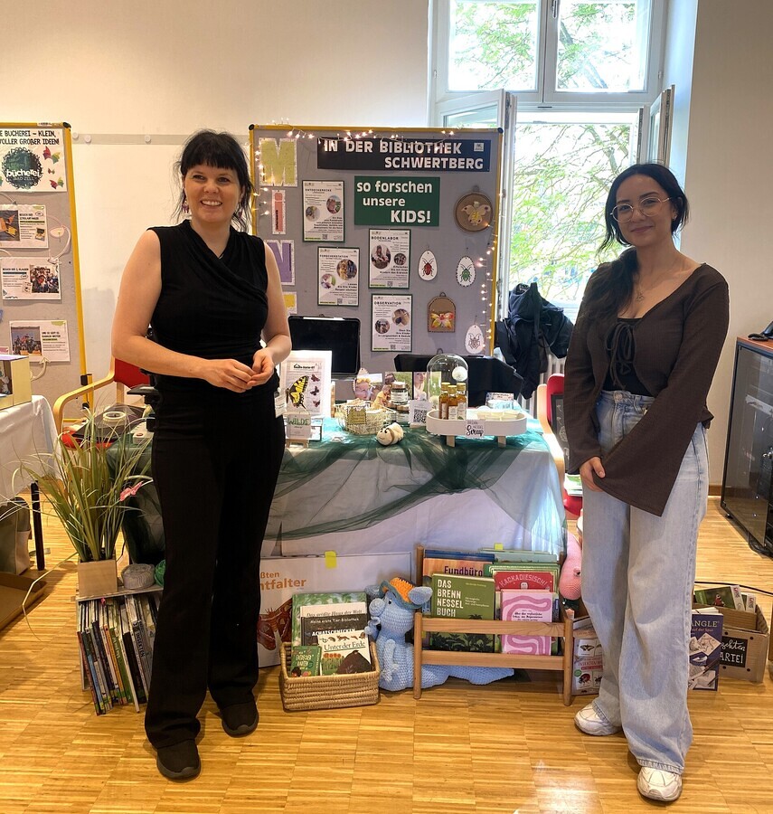 Alexandra Pichlbauer und Sila-Yagmur Terkesli aus der Bibliothek Schwertberg