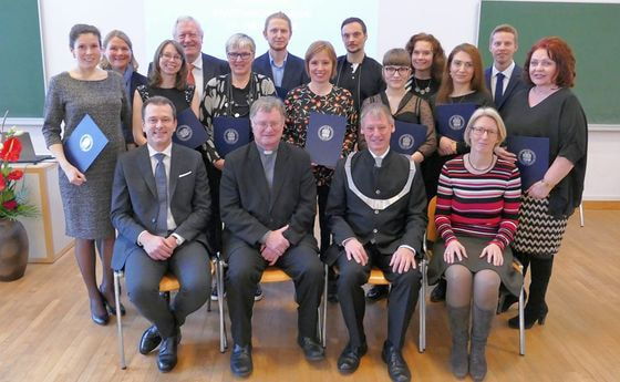 Die AbsolventInnen mit Studiendekan Univ.-Prof. Dr. Michael Hofer, Diözesanbischof Manfred Scheuer, Rektor Univ.-Prof. Dr. Franz Gruber und Dekanin Univ.-Prof.in Dr.in Anna Minta.