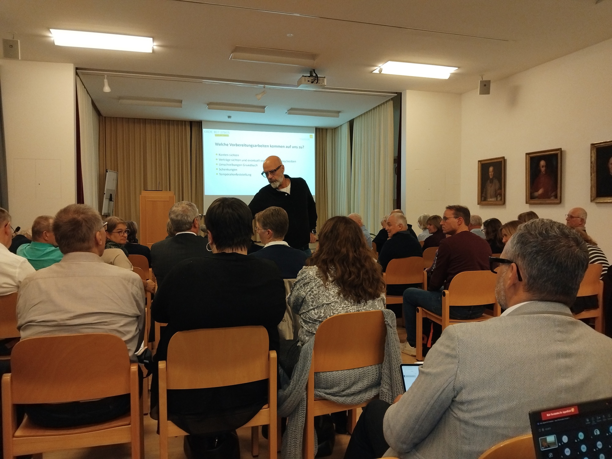 Fachbereichsleiter Ewald Kupfinger bezieht das Publikum mit ein