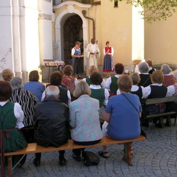 Maiandacht vor der Lourdesgrotte