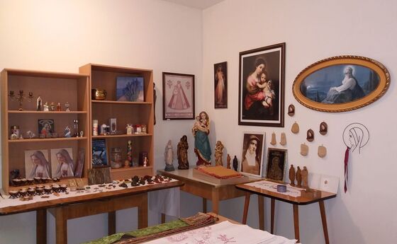 Schönes, Nützliches und Originelles kann beim Kloster-Flohmarkt der Marienschwestern vom Karmel am 23. und 24. Juni 2023 in Linz erworben werden. 