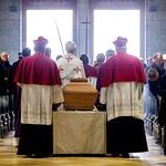 Der Sarg des verstorbenen Bischofs Maximilian Aichern wurde in einer Prozession zum Hauptportal geleitet.