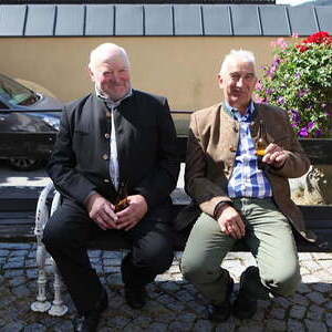 Pfarrer Hansjörg Wimmer, Kaplan Samuel Ogwudile, Frau Klara