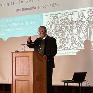Dr. Gerhard Schwentner bei seinem Vortrag 'Die kath. Kirche im Bauernkrieg 1626'