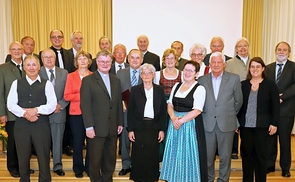 Bischof Manfred Scheuer und Pastoralamtsdirektorin Gabriele Eder-Cakl mit den Geehrten.