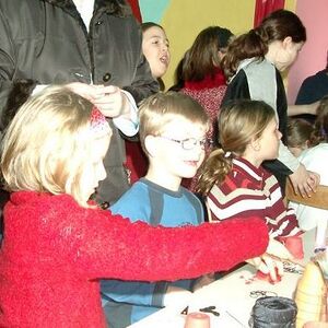 Im neu ausgemalten Jungscharraum durften sich die Kinder schminken oder etwas basteln.