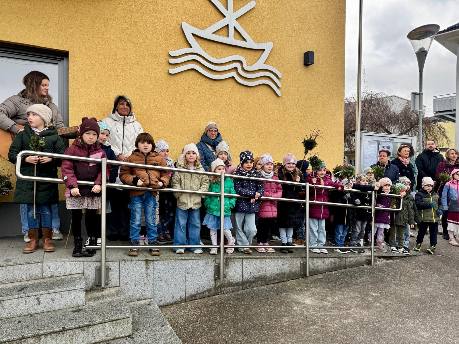 Kindergartenkinder vor dem Pfarrheim