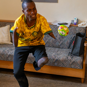 Biko spielt gerne Fußball