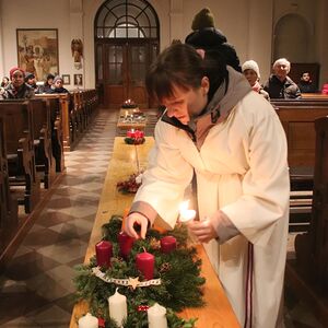Adventfeier mit Genuss-standln in St. Quirinus