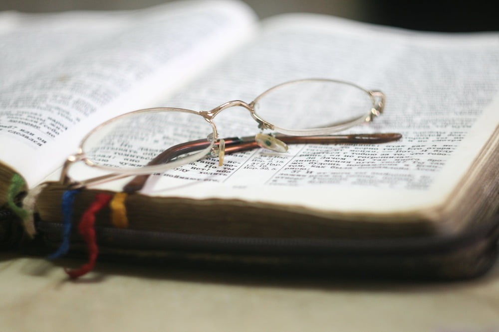 Bibel und Brille