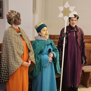 Sternsingend unterwegs und in der Messe