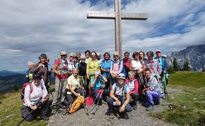 Hochkönig-Wandern: Frauen beim Gipfelkreuz
