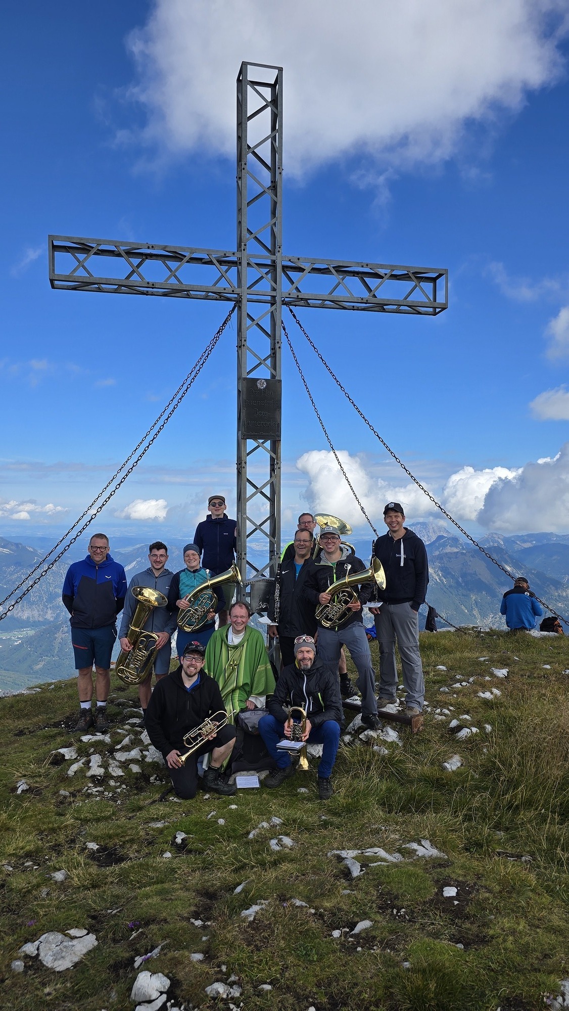 Die Teilnehmer der Bergmesse mit P. Anselm / Bernd Wallaberger Musik, Kameradschaft und kleine Abenteuermomente