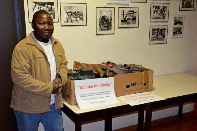 Sheriff Ifeanyi bei einer Schuhabholung