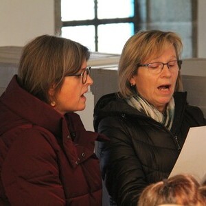 Der Kirchenchor unter der Leitung von Rudolf Liedl sang Weihnachtslieder aus aller Welt.