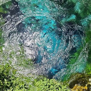 Das Blaue Auge: Quelle, die pro Sekunde sechs Kubikmeter Wasser austreten lässt.