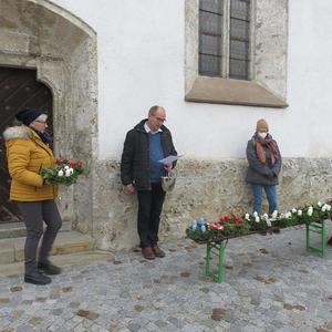 Die Adventkränze der kfb werden wieder in einer eigenen kurzen Feier gesegnet, bevor sie gekauft werden können.