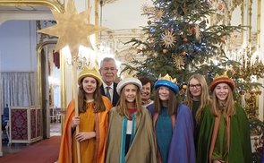 Die Sternsingerinnen Simone, Tabea, Pia und Sophie Leonding-St. Michael bei Bundespräsident Alexander Van der Bellen.