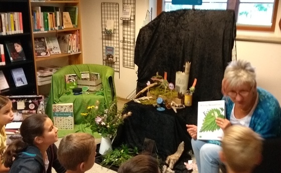 'König Nesselbart' zu Besuch in der Bibliothek Kleinraming