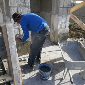 Hans bringt den Feinputz auf.