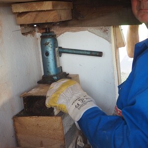 4 Hubmandl mussten insgesamt ca. 6 Tonnen  heben.