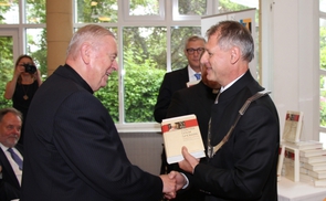 Rektor Franz Gruber überreicht die Festschrift an Bischof Ludwig Schwarz