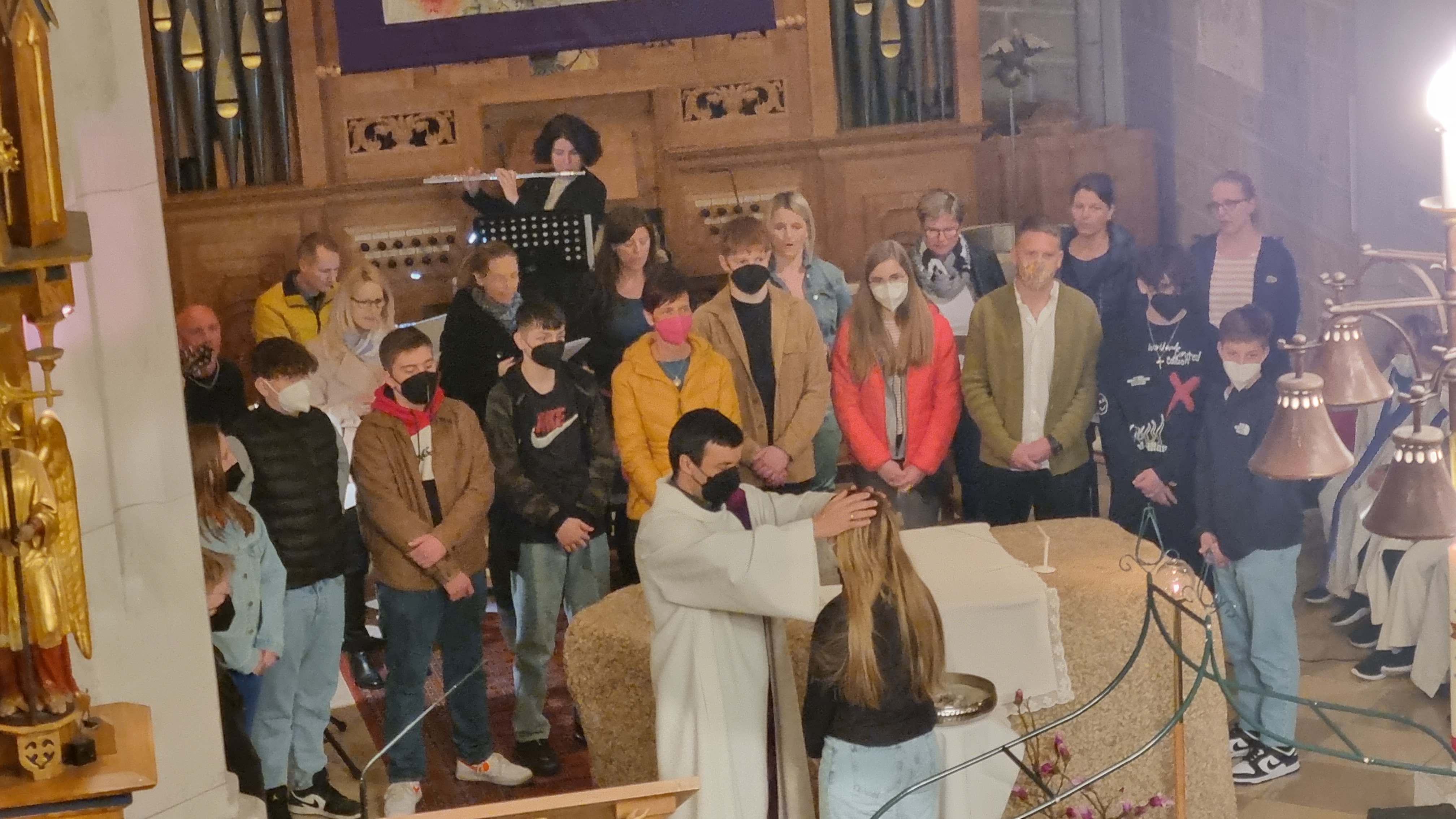 Firm-Vorstellungs-Gottesdienst / © Foto: FaGoDi-Team Segnung der Firmlinge