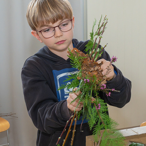Kath. Jungschar der Pfarre Kirchdorf an der Krems übernahm heuer erstmals das Palmbuschen-Binden. 