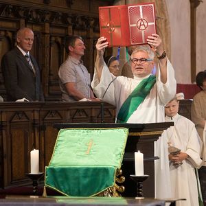 Bischof Manfred Scheuer feiert Sonntagsmesse in der Stadtpfarrkirche St. Stephan