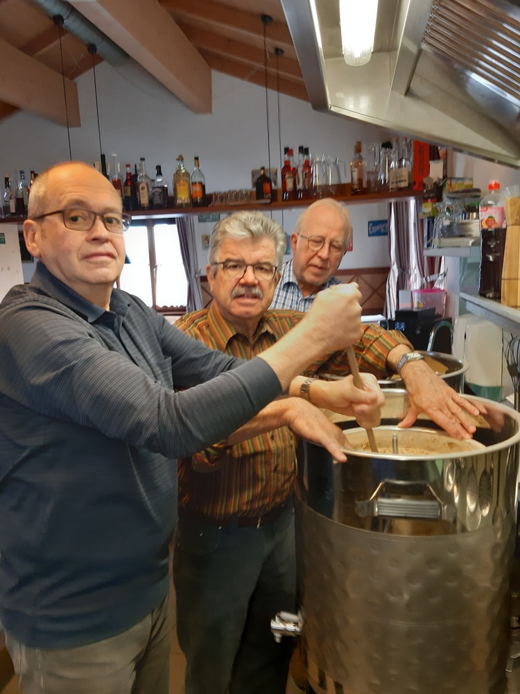 Beim Bierbrauen
