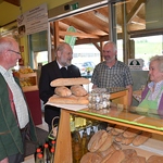 Bischofsvikar Willi Vieböck zu Besuch beim Salzkammergut-Bauernmarkt in Kleinreith