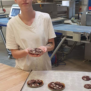 Tamara Hinteregger vom Caritas-Projekt BACKma's in Wels mit den Brotkeksen