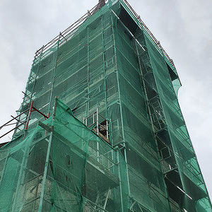 Gerüst mit Schutznetz am Tum