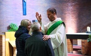 Gert Smetanig segnete Paare im Pfarrsaal Timelkam