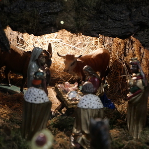 Weihnachtlich geschmückte Kirche in Kleinmünchen