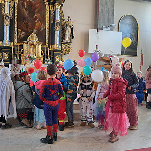 Die Kinder 'schmückten' auch die Messbesucher ohne Verkleidung