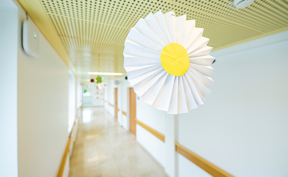 Im Rahmen der Umbautätigkeiten für die Errichtung der Kinder‐ und Jugendpsychiatrie wurde eine freundlich helle Atmosphäre in der Raumgestaltung geschaffen 