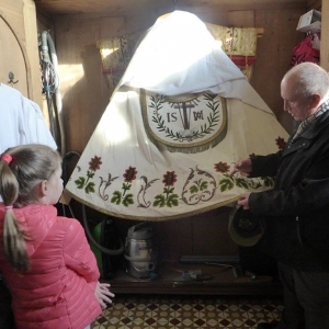 Erstkommunikanten entdecken die Kirche