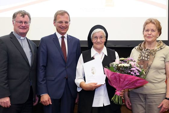 Sr. Johanna Brandstetter CPS (2. v. r.) mit Bischof Manfred Scheuer, LH Thomas Stelzer und Elisabeth Maria Ploier