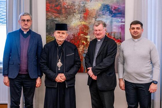 V. l.: Pfarrer Volodymyr Hrabyk; Bischof Dmytro Hryhorak, Ordinarius der Eparchie (Diözese) Buchach der Ukrainischen griechisch-katholischen Kirche; Bischof Manfred Scheuer und Pfarrer Anton Krushelnytskyi.