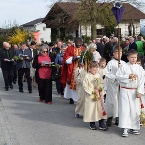 Palmweihe vor dem Pfarrheim