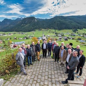 Bischofs Visitation Dekanat Bad Ischl, Wanderung der Visitatoren mit den Mitgliedern der Dekanat Bad Ischl in GosauBild: Blick von Kalvarienbergkirche auf Gosau mit Katholische PfarrkircheFoto: Jack Haijes 