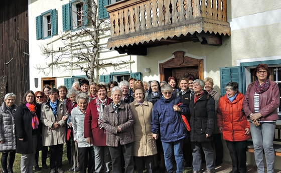     Gedenkfahrt / Frauen vor dem Jägerstätterhaus      