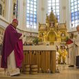 Bischof Dr. Ludwig Schwarz segnet den neu gestalteten Altar in der Stadtpfarrkirche Traun