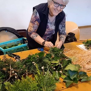 Palmbuschen binden in der Pfarre St. Quirinus