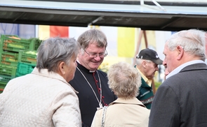 Bischof Scheuer auf dem Wochenmarkt in Schärding bei der Visitation im Dekanat Schärding.
