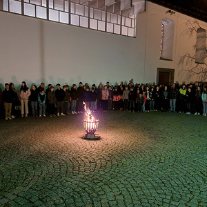 Am Kirchenplatz werden die 'Schuldscheine' feierlich verbrannt