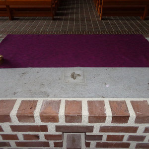 Die Reliquien des Hl. Adalbero, des Gründers des Stiftes Lambach, sind im Altar eingemauert.