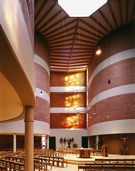 Kirche Linz - St. Leopold von innen / Dekanatssekretariat Region Linz Kirche Linz - St. Leopold von innen